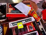 une table sur laquelle sont posés des trains miniatures