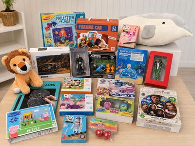 un ours en peluche assis à côté d'un tas de jouets pour enfants