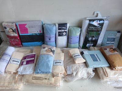 de nombreux sacs remplis d'objets posés sur une table