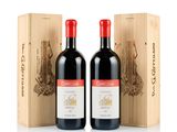 deux bouteilles de vin rouge devant une caisse en bois
