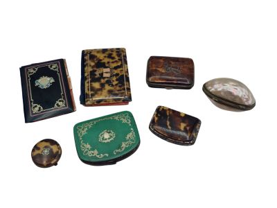 un grand nombre d'objets différents posés sur une table