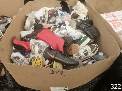 un carton rempli de chaussures et de raquettes de tennis