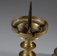 Paire de pique-cierges en bronze, fût à deux nœuds aplatis, … (photo 3)