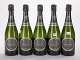 quatre bouteilles de champagne sont alignées