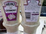 deux bouteilles de mayonnaise Heinz posées sur une table
