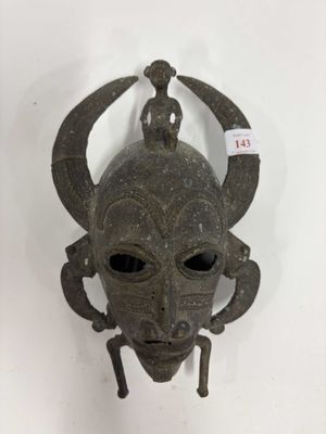 une image montrant un gros plan d'un masque accroché au mur
