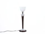 une lampe posée sur une table et munie d'un cordon