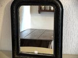 un miroir posé sur une table dans une pièce