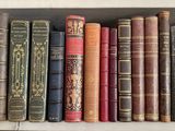 de nombreux livres anciens rangés sur une étagère d'une bibliothèque