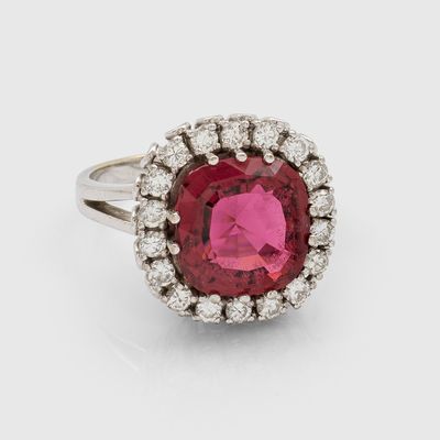 une bague en tourmaline rose et diamant