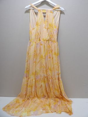 La robe est suspendue à un cintre accroché au mur.