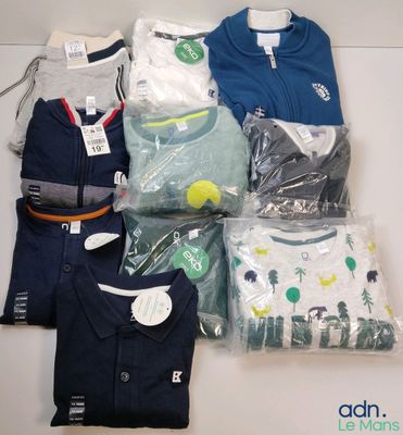 un tas de vêtements posés sur une table