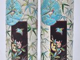deux vases ornés de fleurs et d'oiseaux