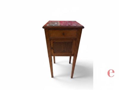 une petite table surmontée d'un tiroir