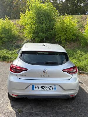 l'arrière d'une voiture argentée garée sur un parking