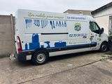 une camionnette garée devant un bâtiment