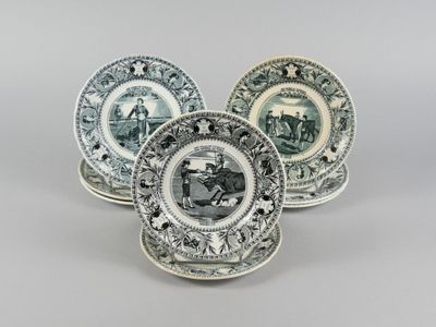 trois assiettes bleues et blanches sur lesquelles figure l'image d'un homme à cheval