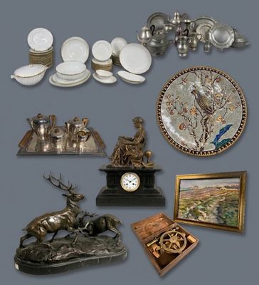 un grand nombre d'objets différents posés sur une table