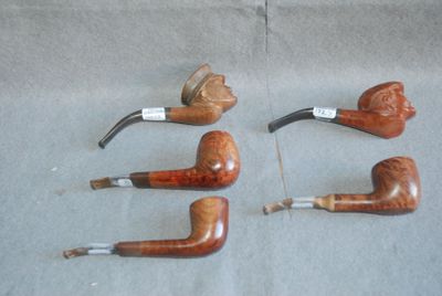 Quatre types différents de tabacs à pipe sont alignés sur une table
