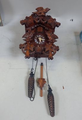 une horloge accrochée au mur à côté d'autres objets