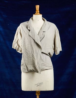 Cette image peut représenter un mannequin et une chemise posée sur un support pour mannequin.