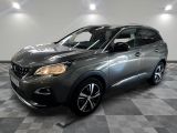 la voiture grise est garée dans une grande pièce au sol en damier