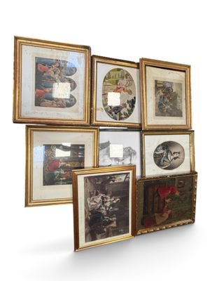 de nombreuses photos encadrées sur le mur de cette pièce