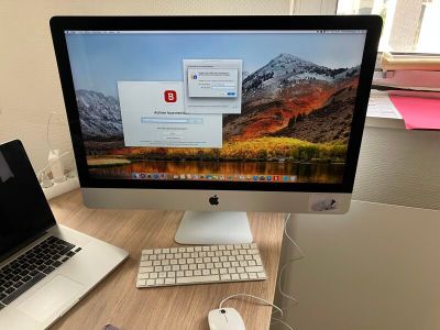 un écran d'ordinateur posé sur un bureau avec un clavier et une souris