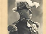 une vieille photo d'un homme en uniforme militaire coiffé d'un chapeau à plumes