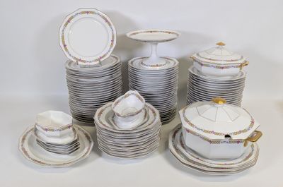 beaucoup d'assiettes, de tasses et de soucoupes sur la table