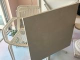 une table et des chaises dans une pièce aux murs roses