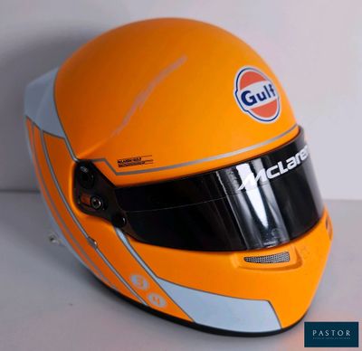 un gros plan d'un casque posé sur une table