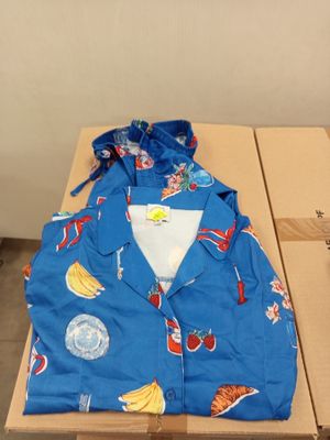 une chemise bleue posée sur une table, à côté d'une paire de ciseaux