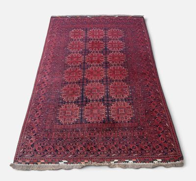 un tapis persan ancien orné d'un motif rouge et bleu sur fond blanc