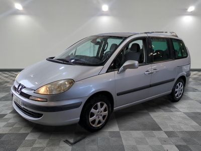 la photo d'un monospace argenté garé dans un garage