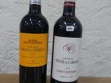 deux bouteilles de vin posées sur une table l'une à côté de l'autre