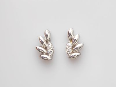 une paire de boucles d'oreilles en argent sur fond blanc