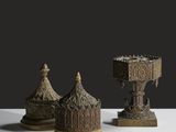 trois types différents d'objets métalliques sur une surface blanche