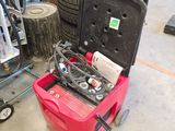 de nombreux pneus et outils éparpillés sur le sol du garage