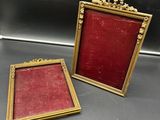 paire de cadres anciens recouverts de velours rouge et ornés de passementerie dorée