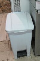 2 poubelles en PVC