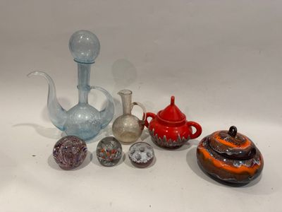 beaucoup d'objets en verre qui se trouvent sur la table