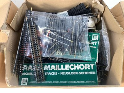 une boîte en carton remplie d'un tas de rails de train