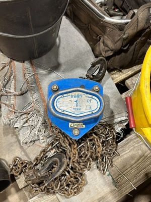 une borne d'incendie bleue et jaune posée sur une table en bois