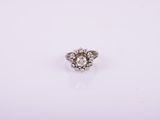 une bague en or blanc sertie d'un diamant rond taille brillant