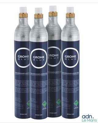 trois bouteilles d'eau « Croché Blue » sur fond blanc