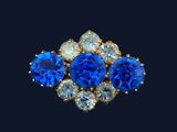 un gros plan sur une paire de boucles d'oreilles en saphir et diamants