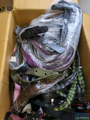 une boîte remplie de bagages posée par terre