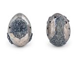 une paire de boucles d'oreilles anciennes en argent et diamants sur fond blanc
