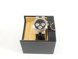 montre dans un écrin noir avec une chaîne, sur fond blanc